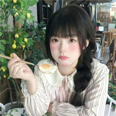 穿黄睡衣的女孩